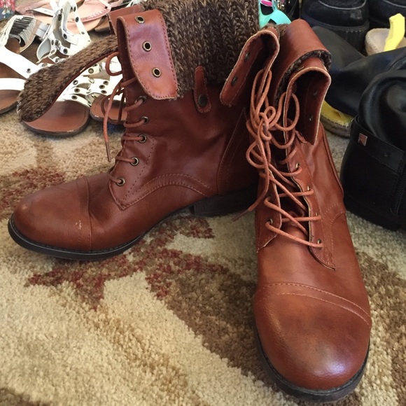 Comfy flat brown boots