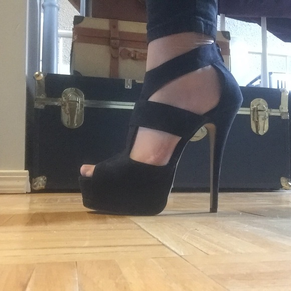 Black strappy Shoedazzle heels