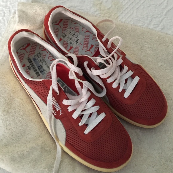 Tennis shoes.