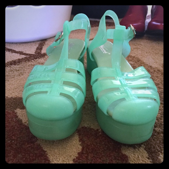 Light green platform jellies