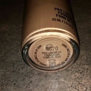 Mac Pro Longwear Liquid Foundation
