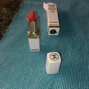 Fantastic Red colored hydrating lip cream lipstick