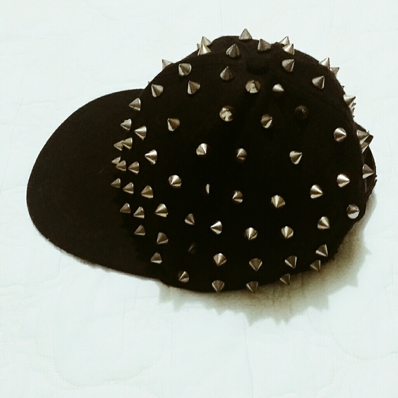 Spike Black Hat - Picture 1 of 3
