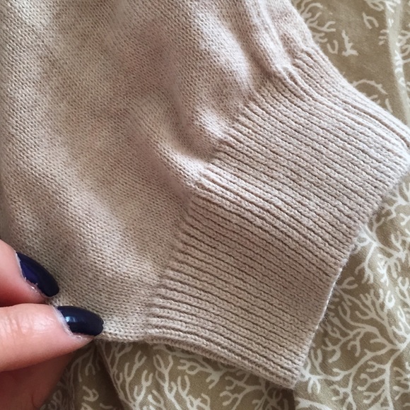 Light weight oatmeal sweater - Picture 2 of 2