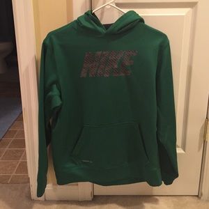 Boys Nike therma fit sweat shirt. Size XL