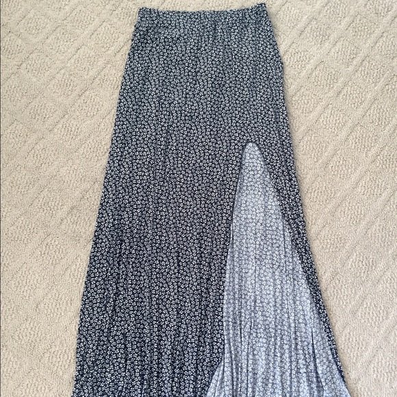Brandy Melville Navy & white patterned maxi skirt