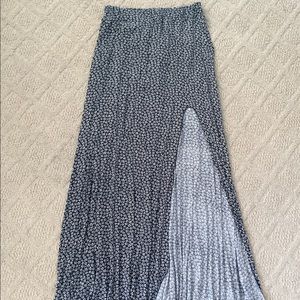 Brandy Melville Navy & white patterned maxi skirt