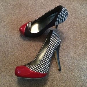 Red, black, white houndstooth heel