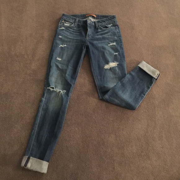 Ripped blue jeans, low-rise