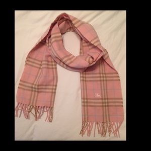 Light pink Burberry wool scarf