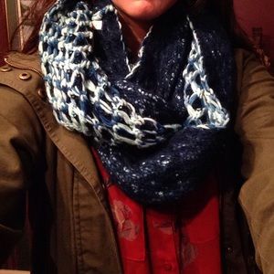 Reversible blue knit scarf