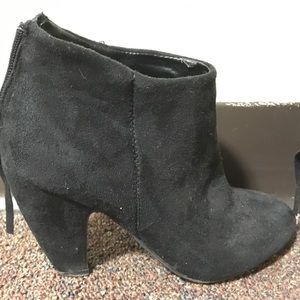 Black booties perfect for going out in!! 👠