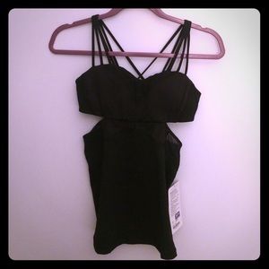 Selling NWT lulutop size 6