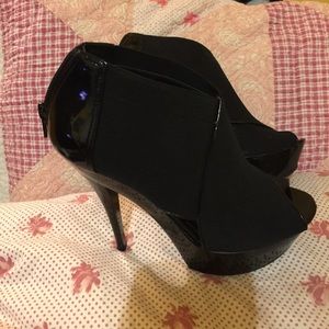 BCBG black pump