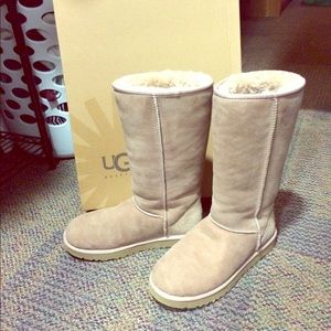 *LIKE NEW* Tall Classic Uggs