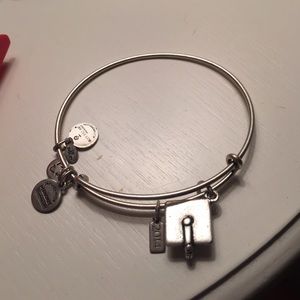 Graduation cap Alex and Ani