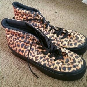 Unisex cheetah van platforms