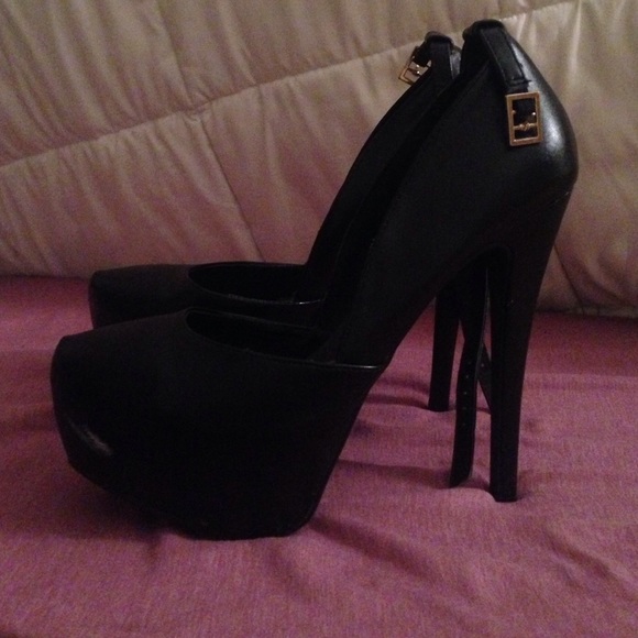 Platform black pumps