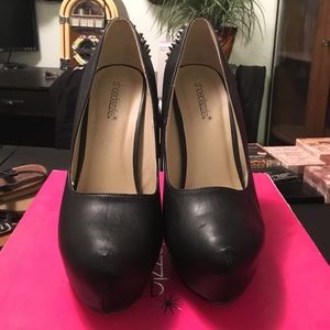ADORABLE BLACK SPIKED HEELS!! LIGHTLY WORN