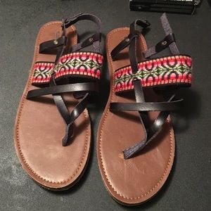 BRAND NEW ADORABLE SANDALS WITH DESIGN!!