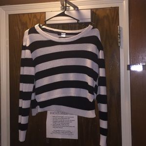 Black and white cropped top sweater