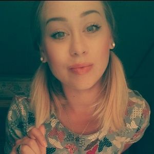 Meet your Posher, Alyxis