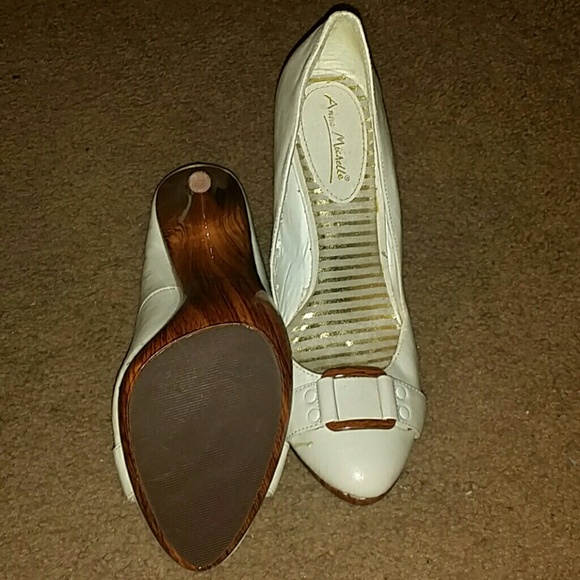 Shoes - Picture 3 of 4