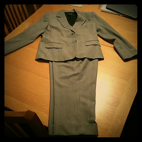 Capri pant suit