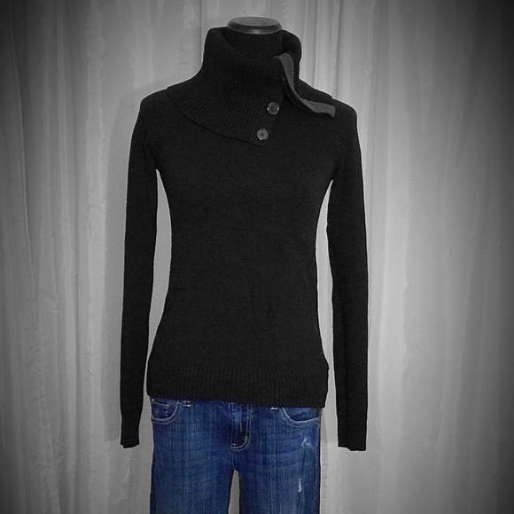 GAP black side button neck sweater