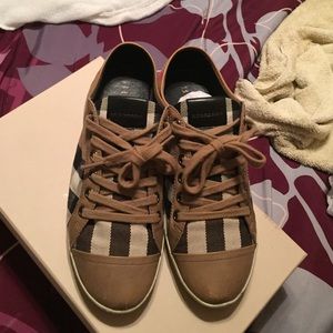 Burberry Vintage HouseCheck Low Top Sneaker!!
