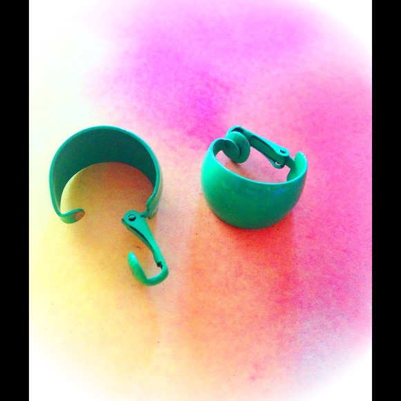 ~ VINTAGE ~ 70s Glam Clip-On Earrings - Picture 2 of 3