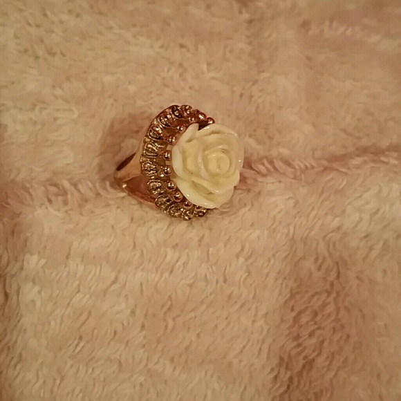 Gold and white rose ring - Picture 1 of 1
