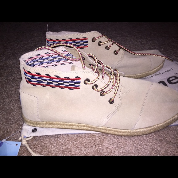 Size 10 TOMS canvas shoe