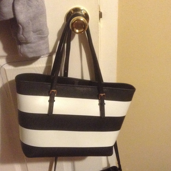 Michael kors purse - Picture 2 of 2