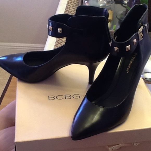 NWT BCBG Olga Grommet Pumps FIRM ON PRICE