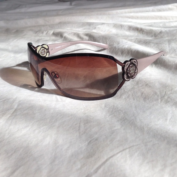 Authentic Chanel camellia w/Swarovski sunglasses main image 4