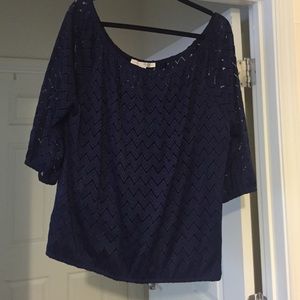 Navy blue 3/4 sleeve shirt.