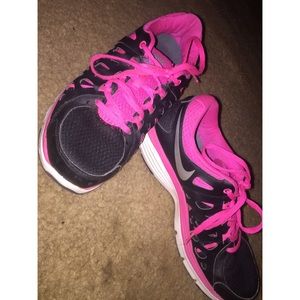 Pink and black Nike Dual Fusion Run 2s!