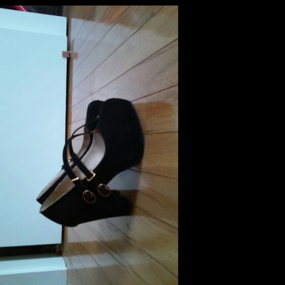Heels - Picture 3 of 3