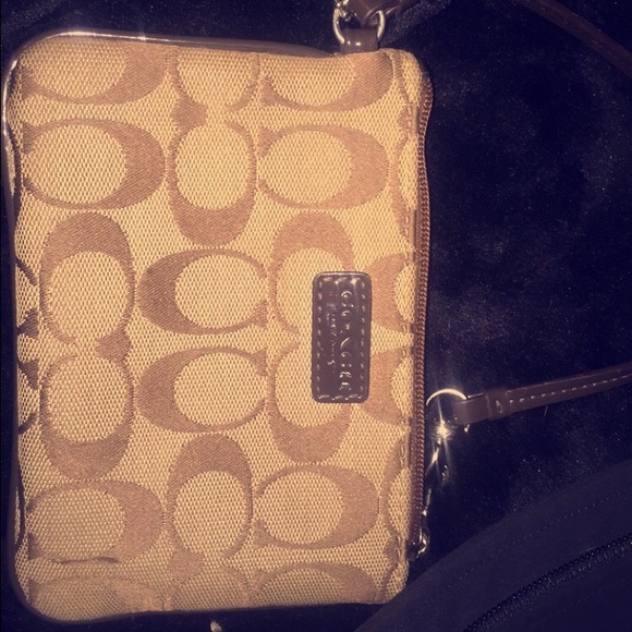 Coach wristlet💕PRICED TO SELL