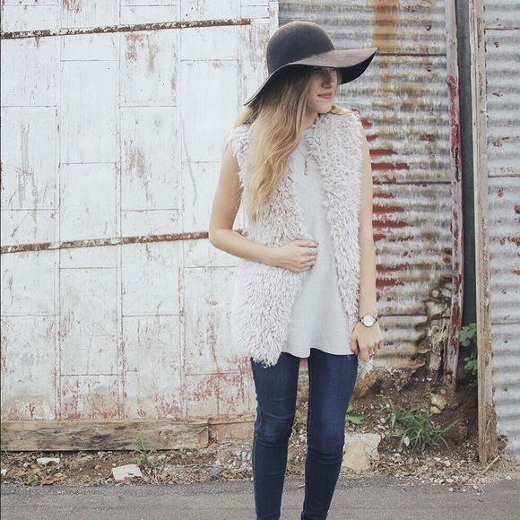 Meet your Posher, Lacy - Picture 2 of 2