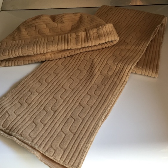 Scarf and hat - Picture 3 of 4