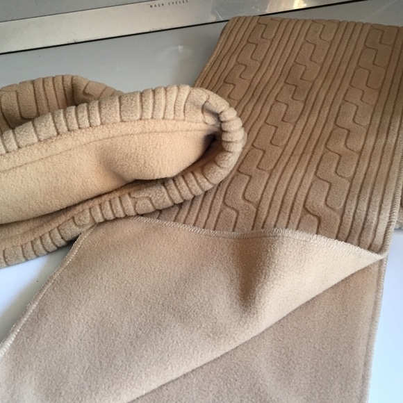 Scarf and hat - Picture 4 of 4