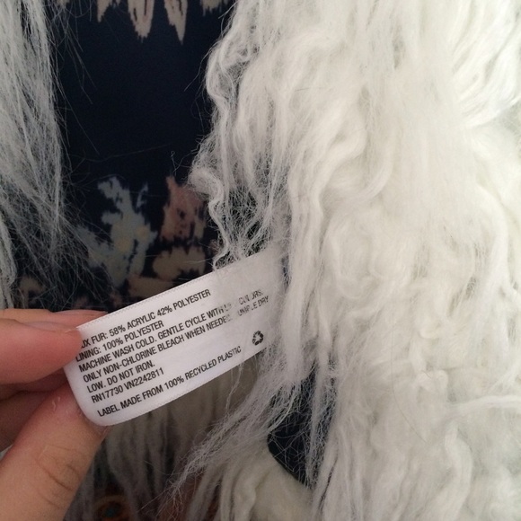 🍍SOLD🍍 Fuzzy faux fur vest - Picture 2 of 3