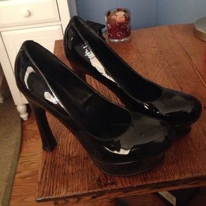 6 inch black pumps