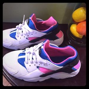 Youth Size 7 (Boys) huarache sneakers