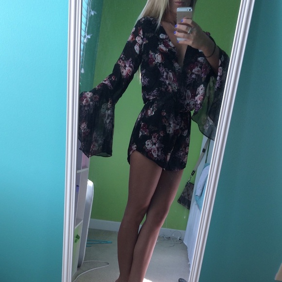 NEW WITH TAGS NAVY FLORAL ROMPER🌸