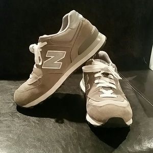 574 New Balance tennis shoes