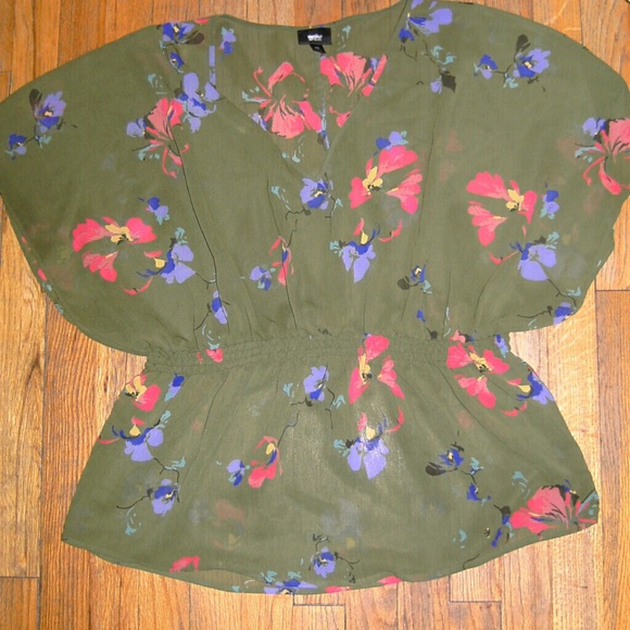 ♡ Beautiful Floral top