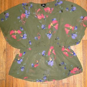 ♡ Beautiful Floral top